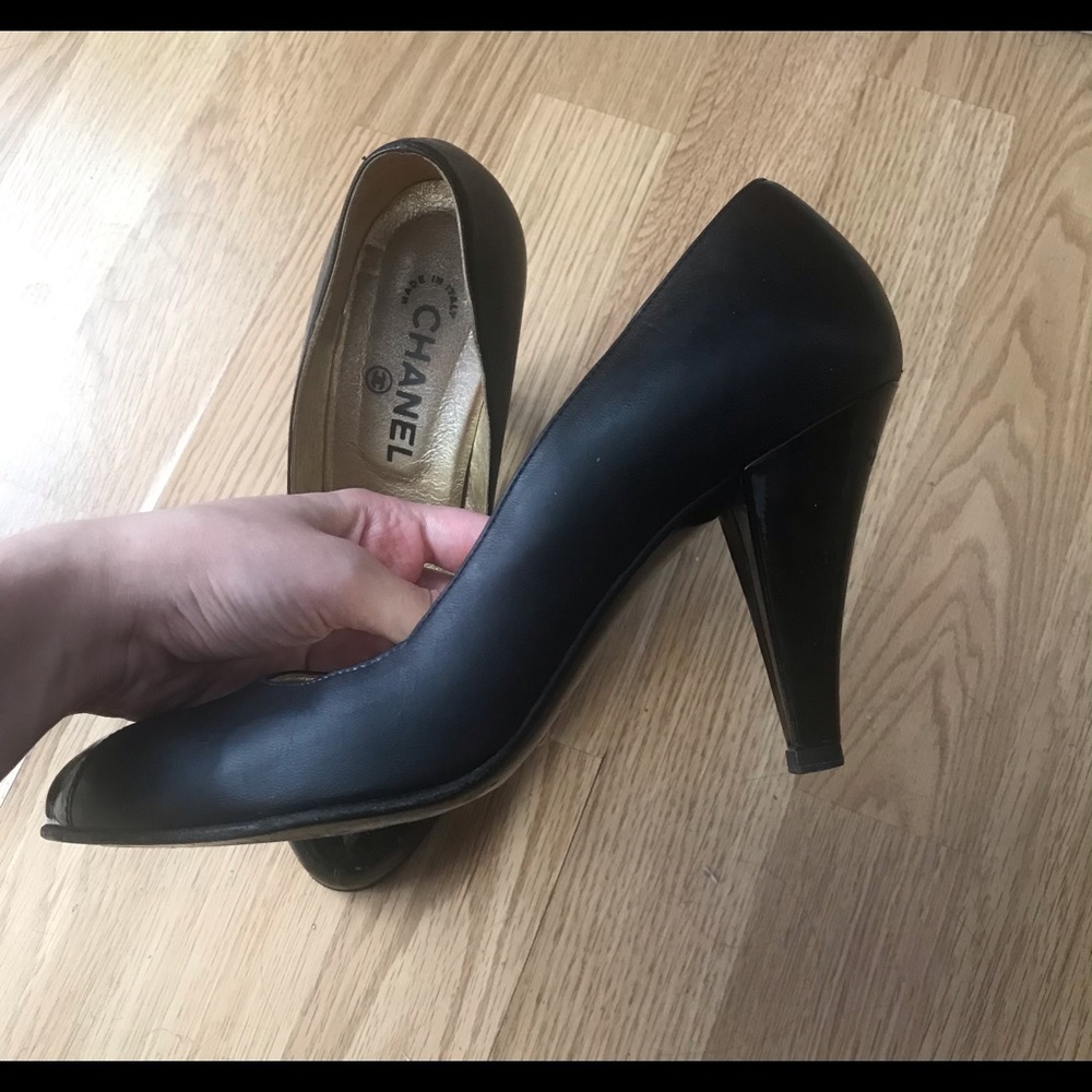 Authentic Chanel Vintage Classic Black Pumps